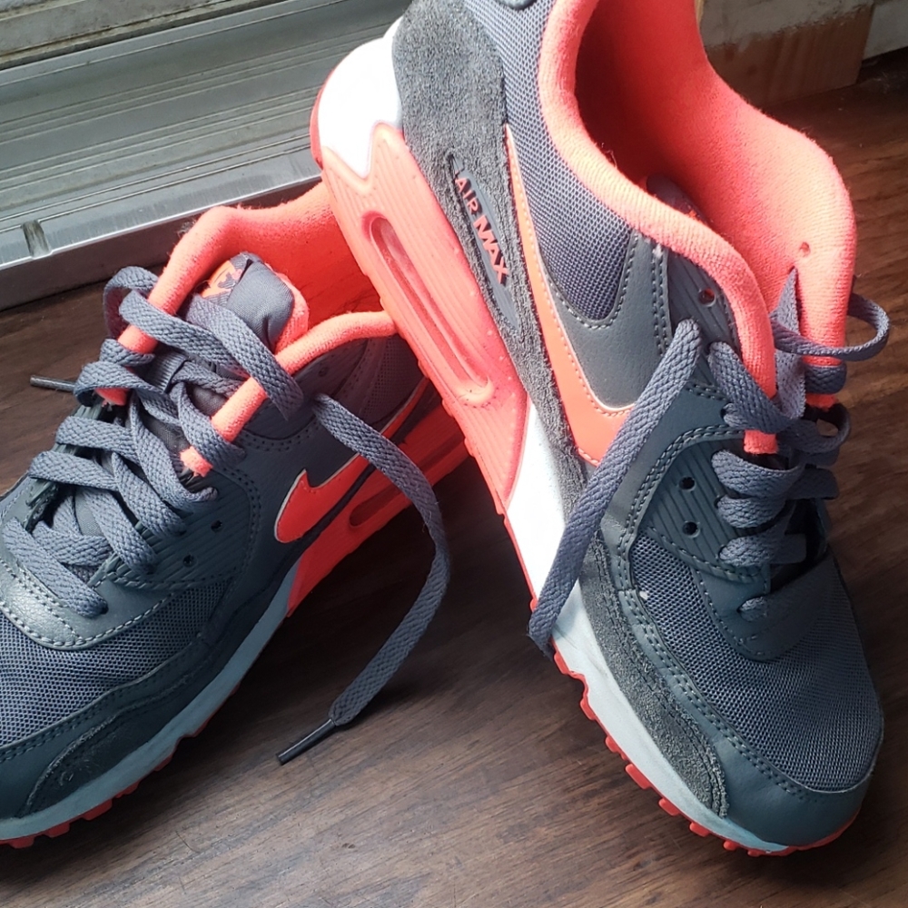 Tennis shoes